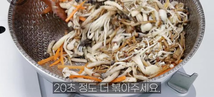 Add carrots and stir-fry for 20 seconds.