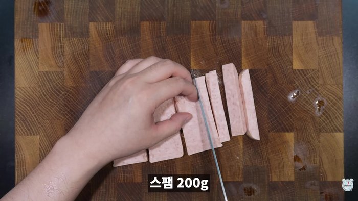 Cut the spam into appropriate sizes and grill it.