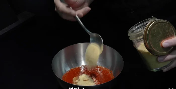 Prepare the seasoning: Purple cabbage, water, red pepper powder, sugar, soy sauce, corn syrup, red pepper paste, minced garlic, cooking soju, ketchup, oyster sauce, beef broth, and pepper. Mix well.