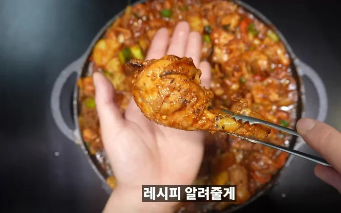 Put the chicken, potatoes, and carrots in the pan and cook them.