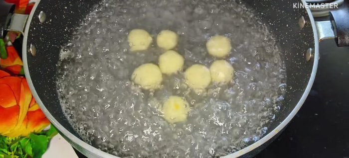 Bring water to a boil in a pan. Gently add the potato balls one by one, avoiding overcrowding.