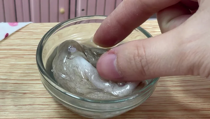 Clean the baby octopus.