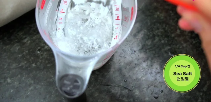 Prepare salt brine: Dissolve salt in hot water, then add cold water. Pour brine over green onions, ensuring the white root ends are fully submerged. Let it sit for 30 minutes to 1 hour.