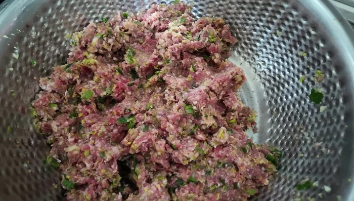 Mix the filling: In a large bowl, combine the chopped vegetables, halal beef mince, salt, soy sauce, Chinese seasoning, black pepper powder, and cooking oil. Mix thoroughly.