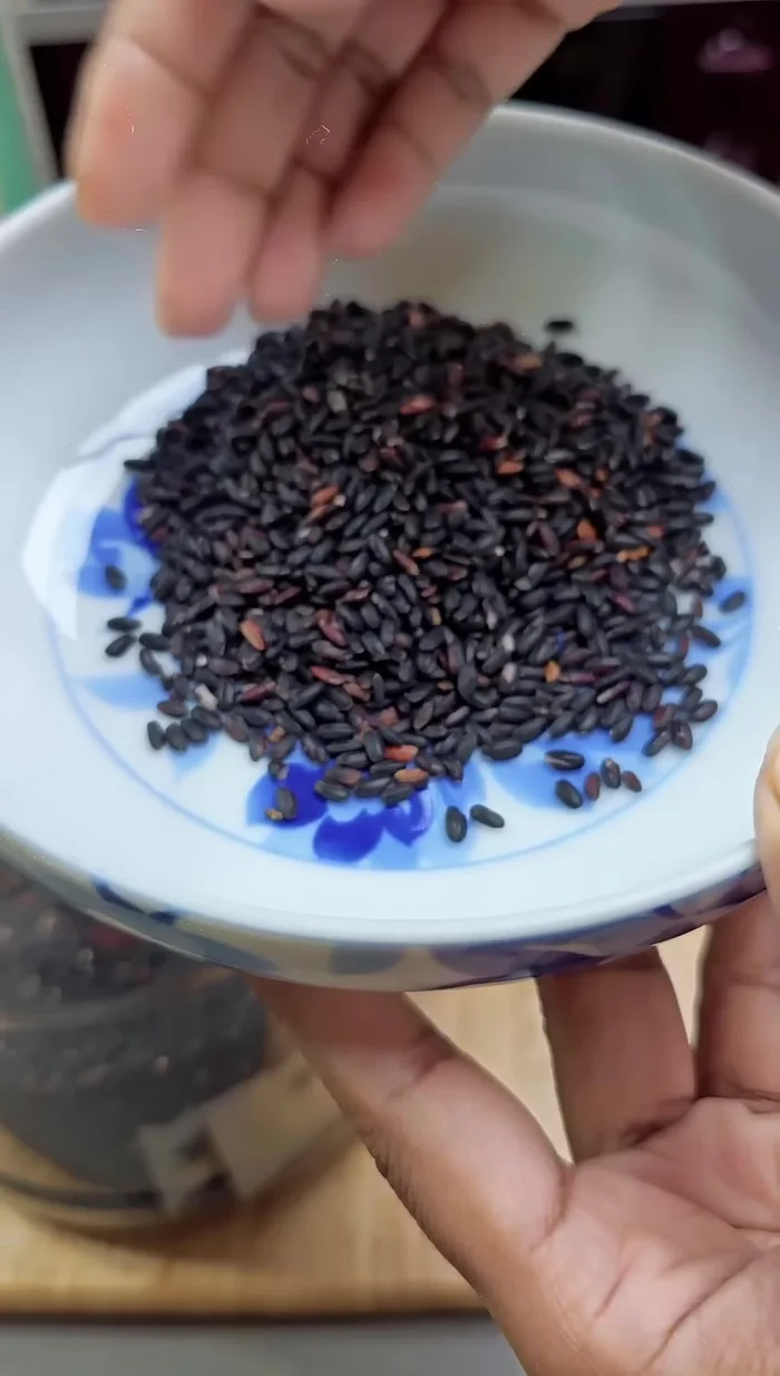 Mix all types of rice together (white rice, black rice, wheat grains, and other rice varieties).