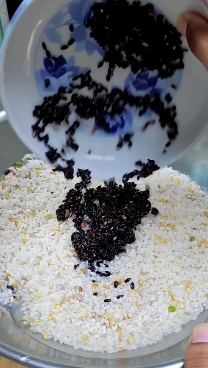 Wash the mixed rice thoroughly, at least three times.