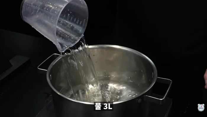 Add water to the pot, then add the beef broth and Chadolbagi milk.