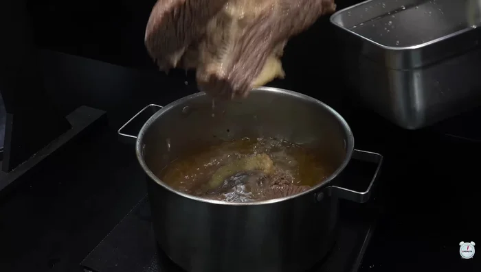 Remove the Chadolbagi and let the broth and Chadolbagi cool.