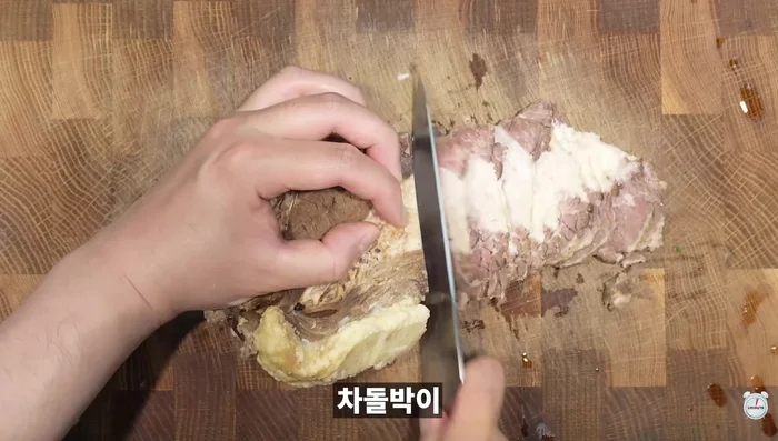 Slice the beef thinly.