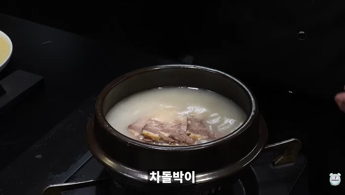 Combine beef bone broth and pork bone broth (2:1 ratio) with rice, pork salt noodles, and green onions. Boil.