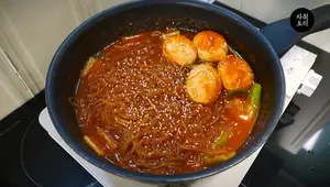 Chewy Noodle & Egg Jjolbokki: A Delicious Korean Twist