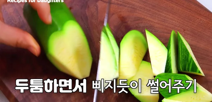 Cut the eggplant into thick, crooked pieces. Remove the stem.