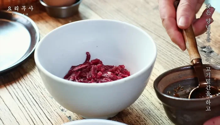Season the beef and shiitake mushrooms. Marinate the meat with Ga-eun seasoning sauce.