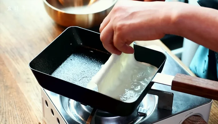 Cut the silk into thin pieces and stick them on.