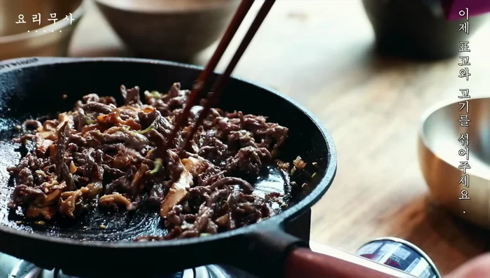 Fry the yogurt and meat separately first. Mix the scallions and meat together.