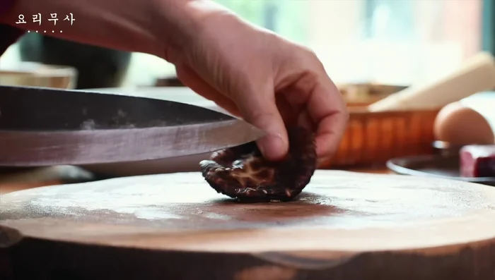 Cut off the bottom of the soaked fennel mushrooms and slice them thinly.