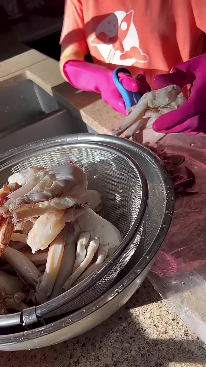 Cut off the crab legs.