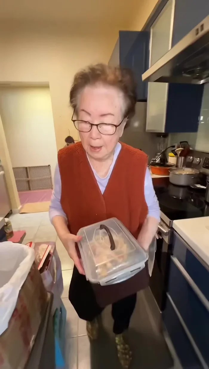 Store the marinated crab in a container and cover it.