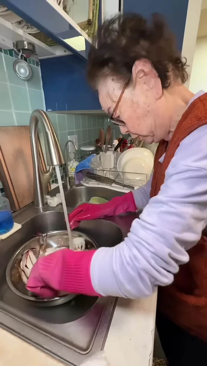 Wash the crab thoroughly in cold water.