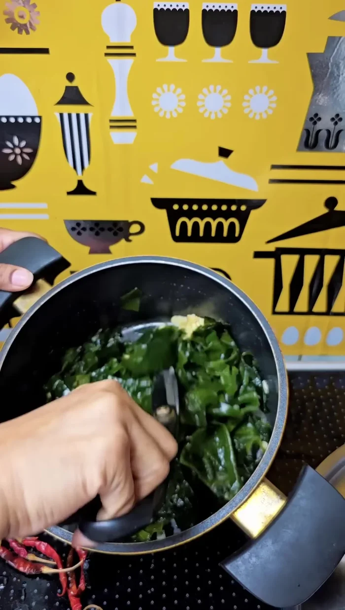 If using larger garlic pieces, cut them with scissors.