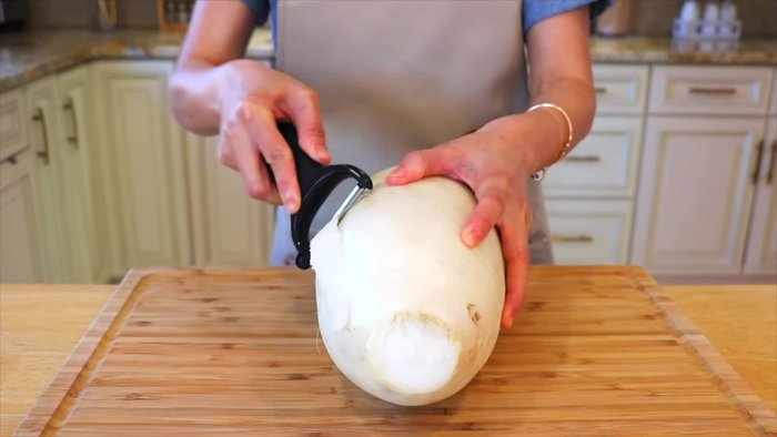 Peel the Korean radish (or leave the skin on if very fresh). Cut off the ends, slice into thick rings, then chop into cubes.
