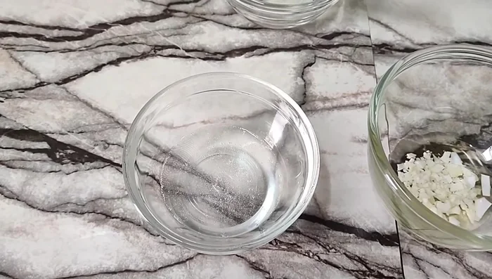 Prepare rice water and glycerin. A good amount of glycerin is crucial for the conditioning effect.