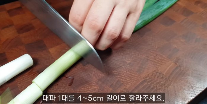 Prepare one leek by cutting it into pieces about the length of a little finger.