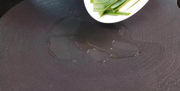 Heat two spoonfuls of cooking oil in a pan. Add the sliced green onions (leek) and stir-fry over medium heat until slightly wilted and the green onion oil is created.