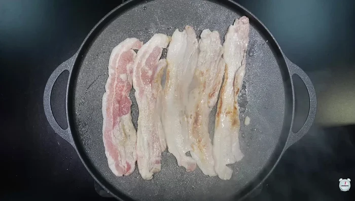 Fry pork belly until golden brown, then cut into small pieces.