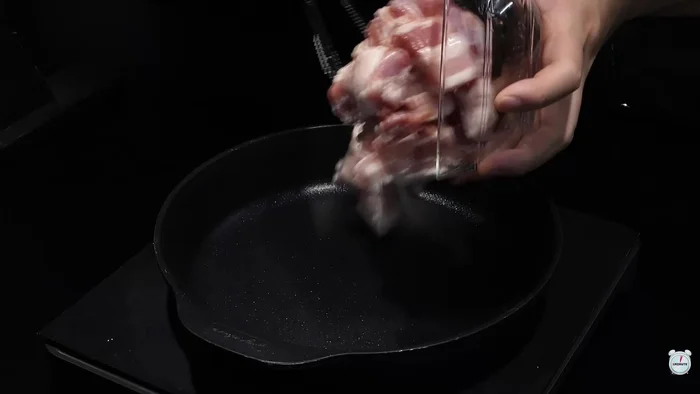 Put the pork belly in a pan and cook until the outside is golden brown.