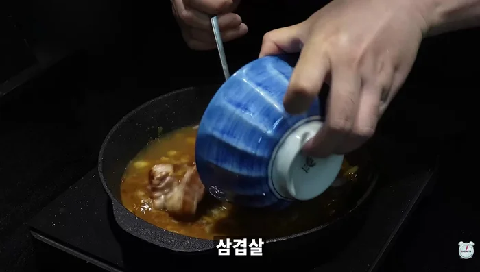 Pour a cup of water into the pan, then add the pork belly and boil until the water is reduced by half.