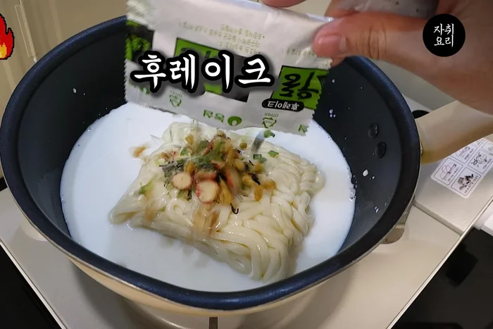 For creamy udon: Pour milk into a pan, add udon noodles and liquid soup. Boil until milk reduces. Add cheese and pepper.