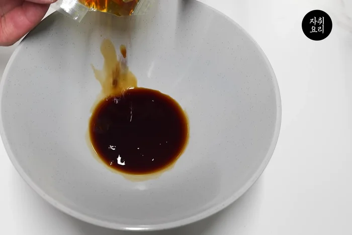 Add liquid soup, sugar, and vinegar to a bowl. Mix well. Add cold sake and ice.