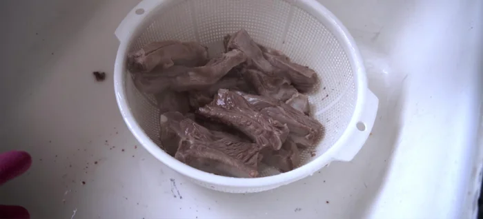 Rinse the ribs under cold water to remove impurities. Clean the pot thoroughly.