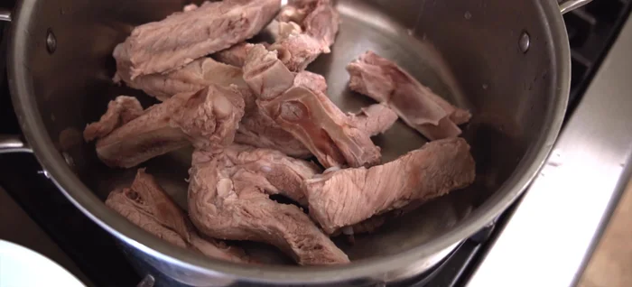 Return the blanched ribs to the clean pot, spreading them evenly.