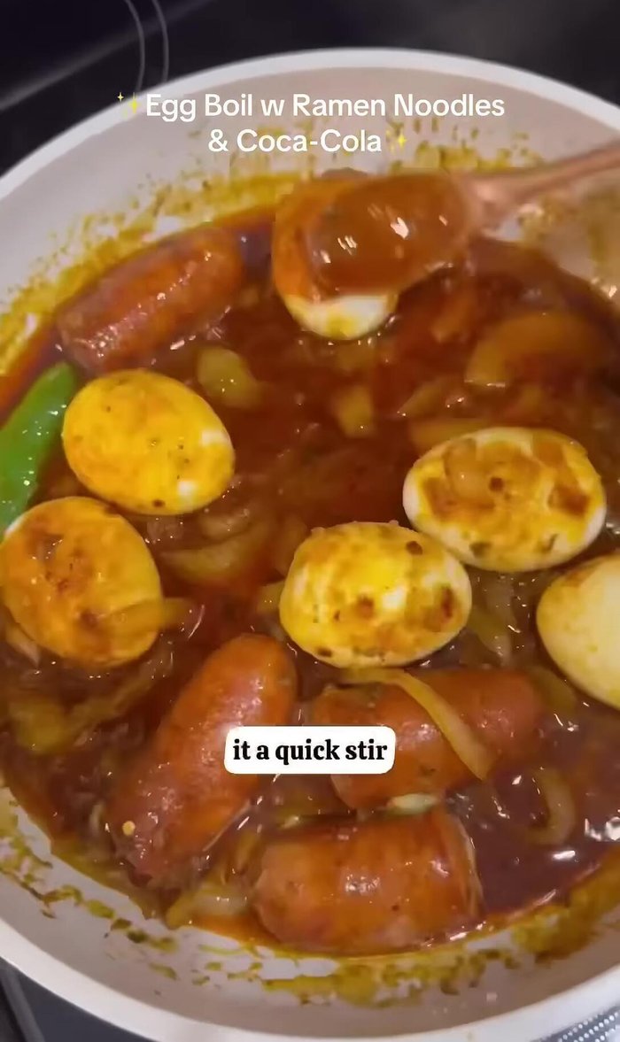 Add the peeled eggs and stir.