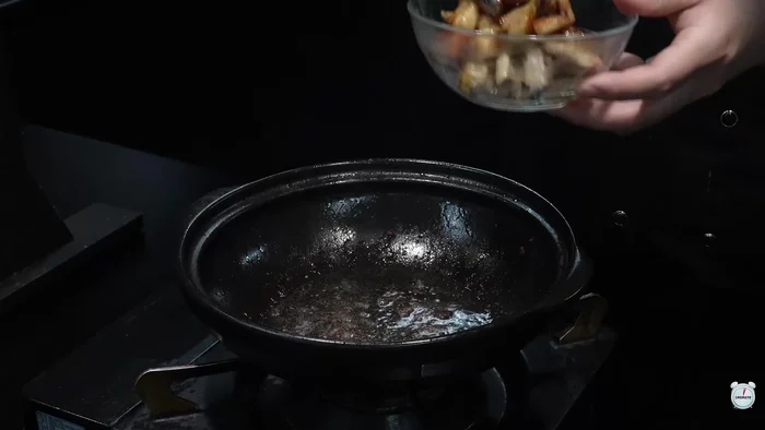 Fry the pork belly with oil, green onions, and red pepper powder (reduce heat to low to prevent burning).