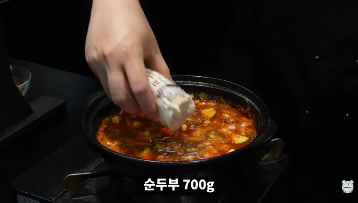 Add shiitake mushrooms, enoki mushrooms, onions, and soft tofu. Boil vigorously.
