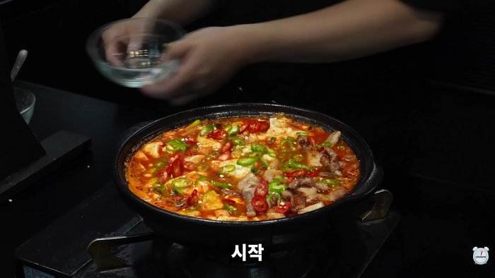 Put one spoonful of edible oil into the pot.