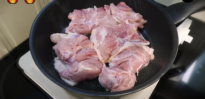 Lightly sprinkle salt on the chicken, flip it over, and fry until cooked through.