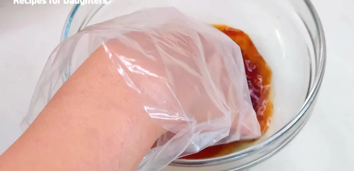 Lightly marinate the beef with pepper and mix well.