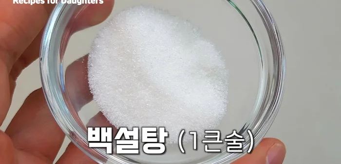 Prepare the seasoning sauce: Mix soy sauce, sugar, red pepper powder, garlic, and gochujang.