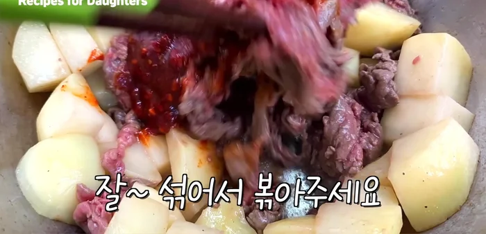 Add the seasoning sauce and mix well.