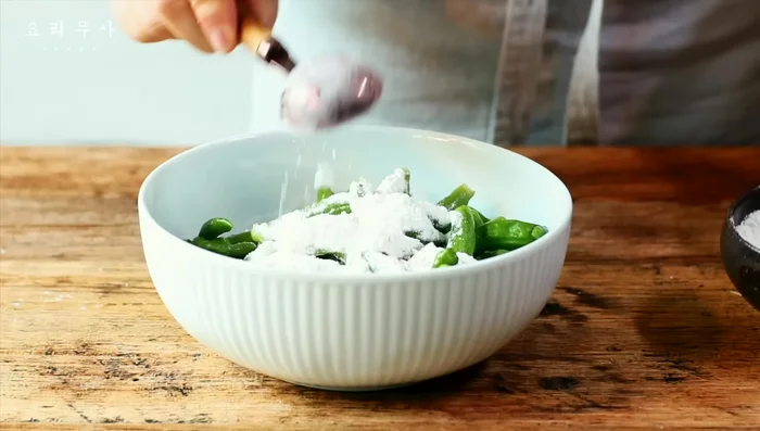 Coat the chili peppers with glutinous rice flour. (98.28)