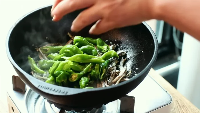Simmer the chili peppers (Optional): Add water and a little soy sauce to thin the sauce. Add a little sugar for a chewier texture. Cover and simmer over medium heat until soft (approximately 10 minutes). (269.52)