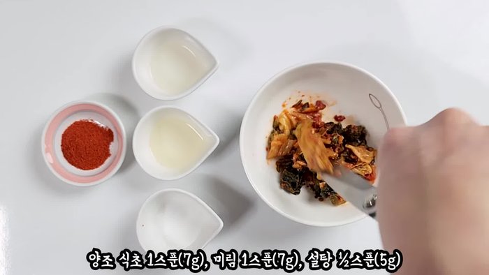 Mix together 1 tbsp vinegar, 1 tbsp mirin, 1/2 tbsp sugar, and 1/2 tbsp ground red pepper.