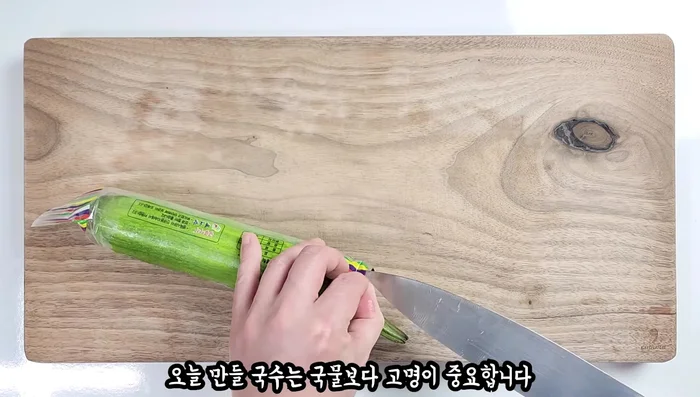 Slice 40g of zucchini thinly and mix with 1 tbsp anchovy sauce.