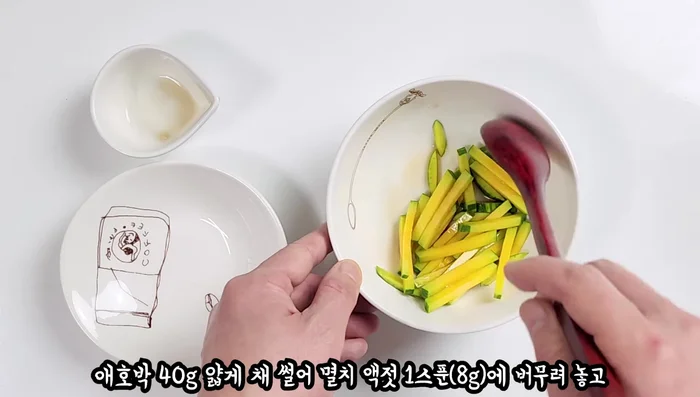Beat the zucchini mixture with 2 eggs and season with a pinch of salt.