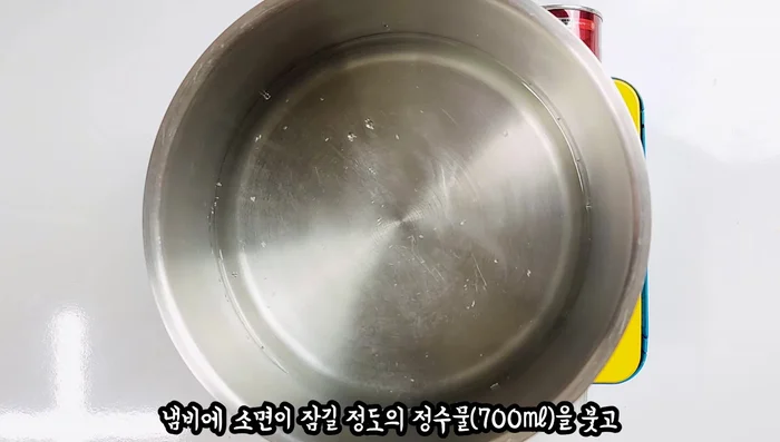 Boil enough water in a pot to cover the noodles, add 1/2 tbsp salt.