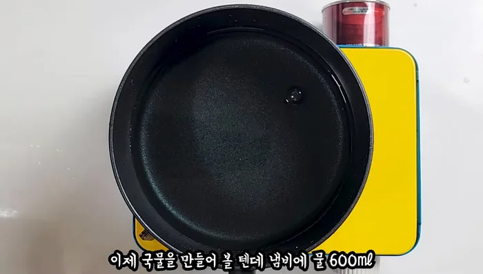 Prepare the broth: In a pot, combine 600ml water, 1 grain of anchovy and dried pollack broth, 1 tbsp soy sauce, and 1/2 tbsp beef broth. Bring to a simmer.